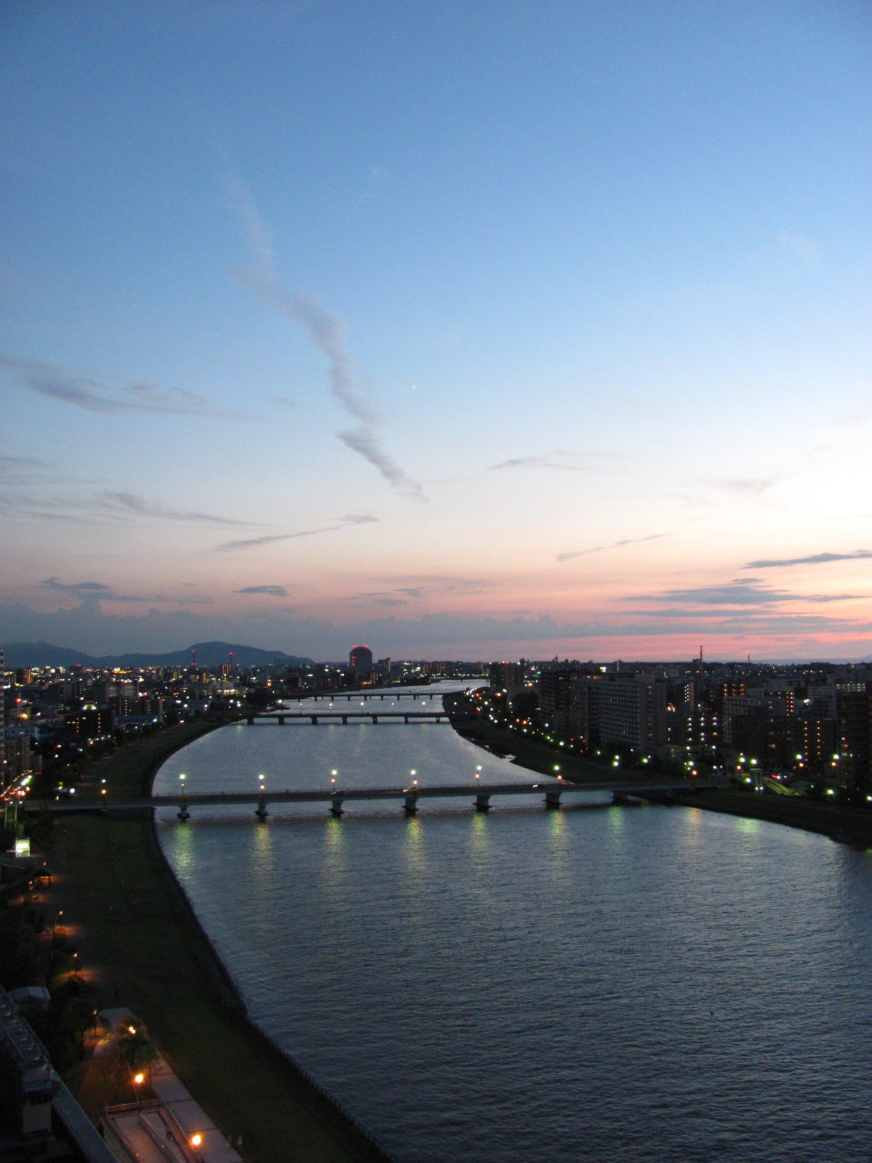 夕暮れ時の信濃川の無料写真
