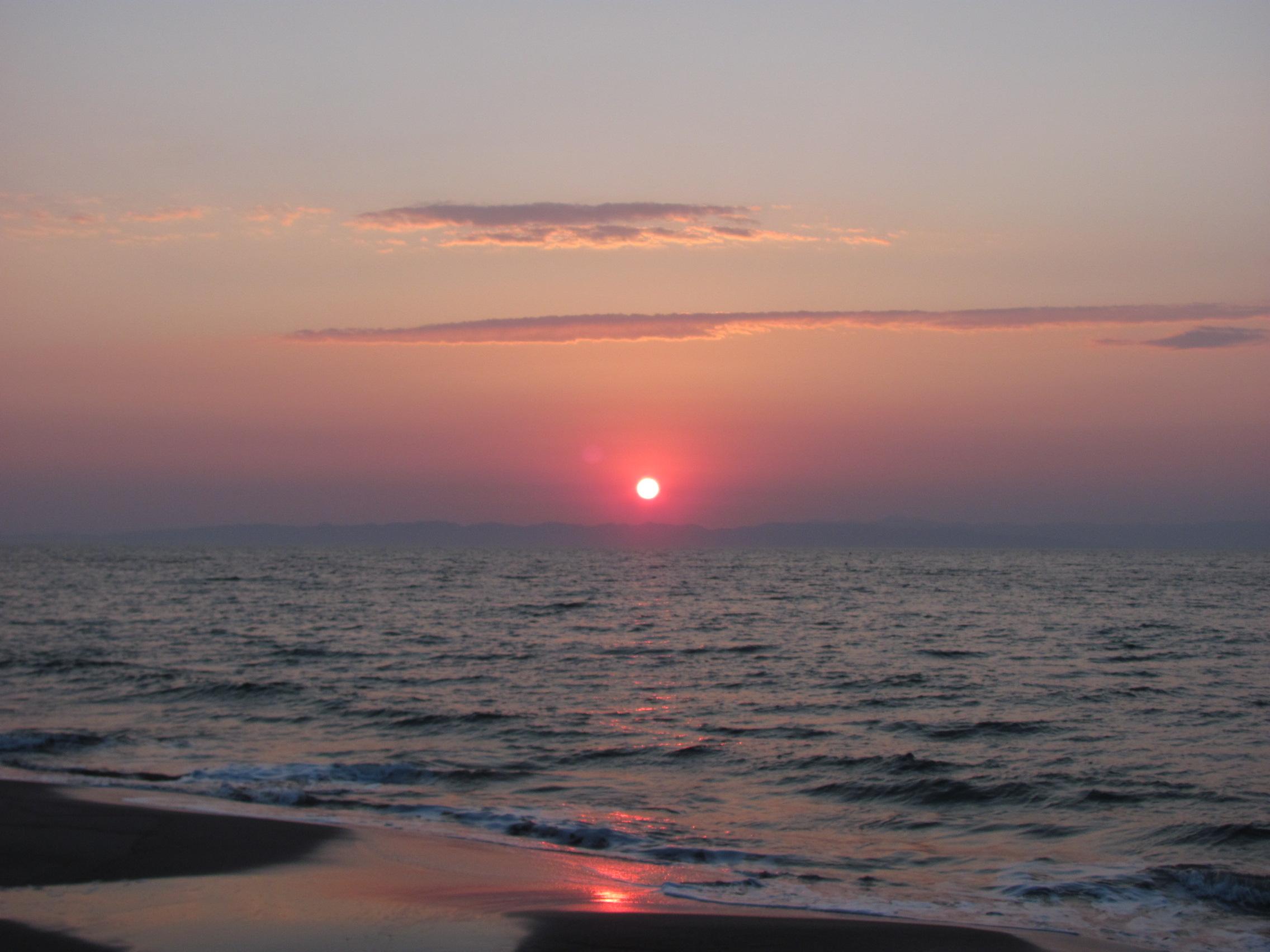 佐渡島に沈む夕日の無料写真
