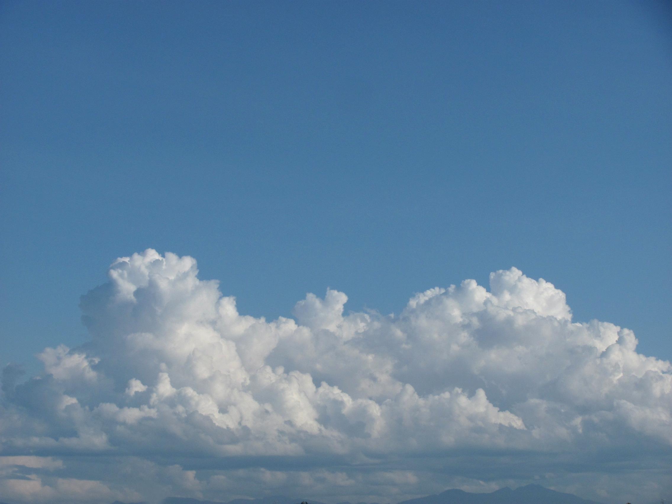 夏の入道雲の無料写真